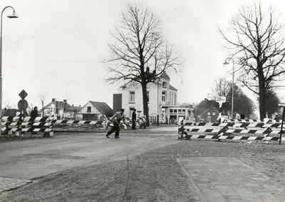 169403 Gezicht op de spoorwegovergang met schuifbomen in de Spoorstraat / Heijenseweg te Gennep.
